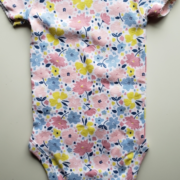 Four onsies & one pair of shorts w. hearts. 0-3 mo - Picture 5 of 9